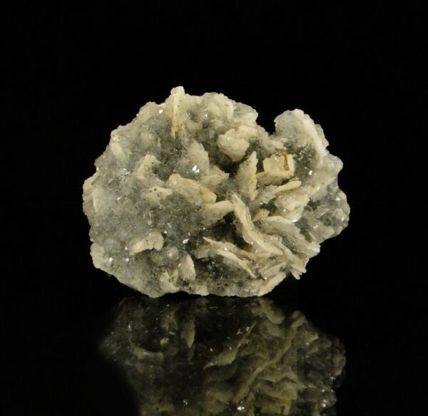 Un cristal de cérusite sur baryte et fluorite de la mine de Chaillac, une pièce pour collectionneur de minéraux.