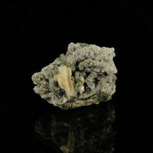 Un cristal de cérusite sur baryte et fluorite de la mine de Chaillac, une pièce pour collectionneur de minéraux.