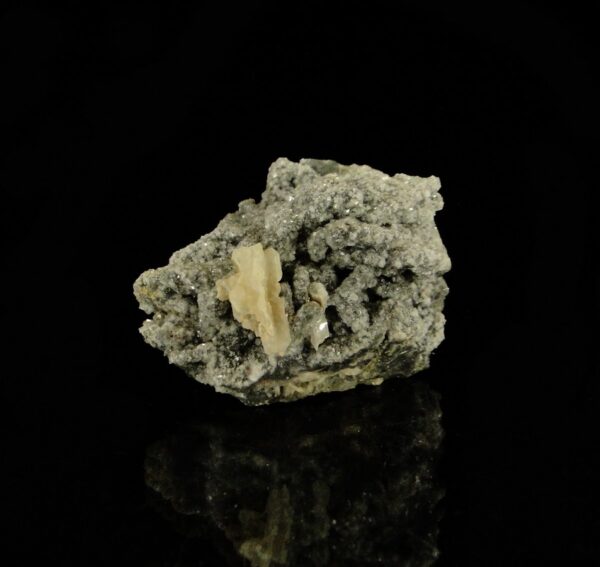 Un cristal de cérusite sur baryte et fluorite de la mine de Chaillac, une pièce pour collectionneur de minéraux.