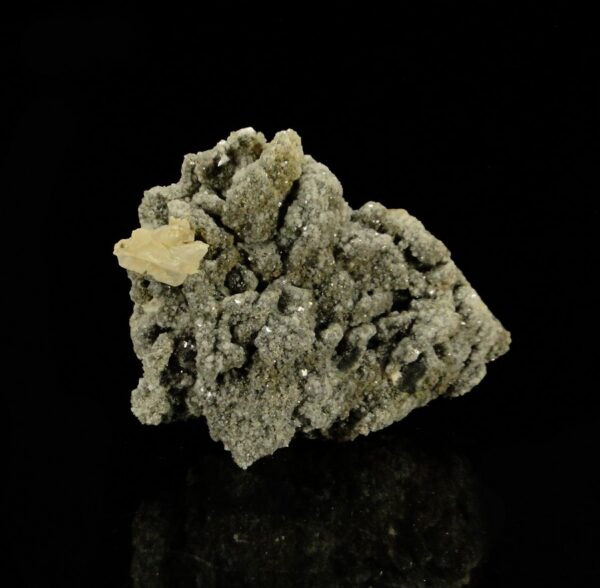 Un cristal de cérusite sur baryte et fluorite de la mine de Chaillac, une pièce pour collectionneur de minéraux.