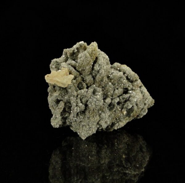 Un cristal de cérusite sur baryte et fluorite de la mine de Chaillac, une pièce pour collectionneur de minéraux.