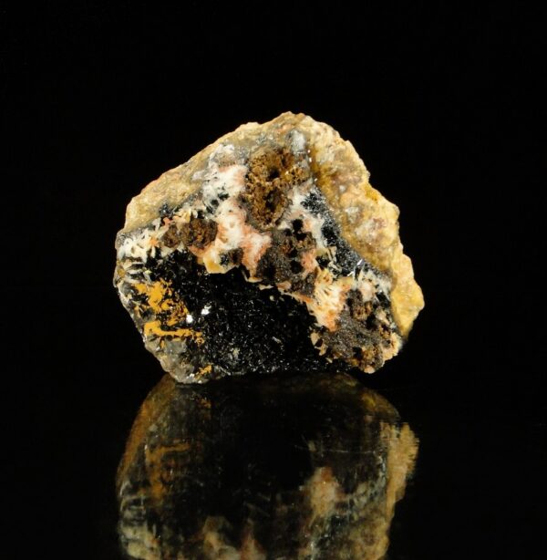 Ce sont des cristaux de goethite sur du quartz, la pièce vient de la mine de Chaillac, c'est un échantillon pour collectionneur de minéraux.