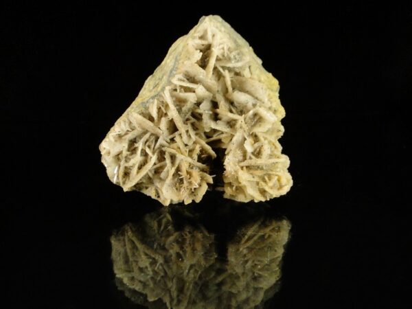 Ce sont des cristaux de pyromorphite sur de la baryte et de la fluorite, c'est une pièce pour collectionneur de minéraux.