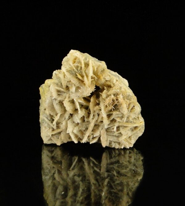 Ce sont des cristaux de pyromorphite sur de la baryte et de la fluorite, c'est une pièce pour collectionneur de minéraux.