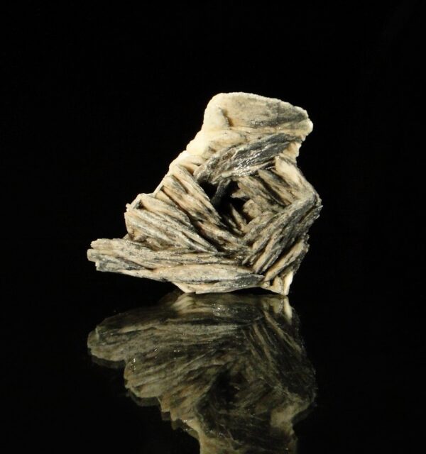 Ce sont des cristaux de baryte avec de la fluorite, c'est une pièce pour collectionneur de minéraux.