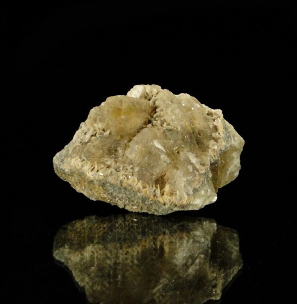 Ce sont des cristaux de fluorite associès à de la baryte, l'échantillon provient de la mine du Rossignol, Chaillac, c'est une pièce pour collectionneur de minéraux.