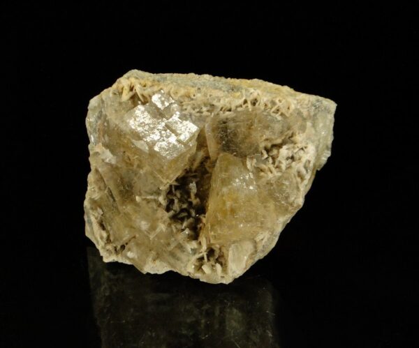 Ce sont des cristaux de fluorite associès à de la baryte, l'échantillon provient de la mine du Rossignol, Chaillac, c'est une pièce pour collectionneur de minéraux.