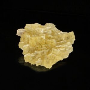 Ce sont des cristaux de fluorite associès à de la baryte, l'échantillon provient de la mine du Rossignol, Chaillac, c'est une pièce pour collectionneur de minéraux.