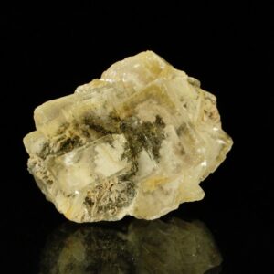 Ce sont des cristaux de fluorite associès à de la baryte, l'échantillon provient de la mine du Rossignol, Chaillac, c'est une pièce pour collectionneur de minéraux.