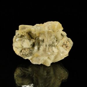 Ce sont des cristaux de fluorite associès à de la baryte, l'échantillon provient de la mine du Rossignol, Chaillac, c'est une pièce pour collectionneur de minéraux.