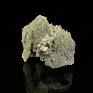 Ce sont des cristaux de fluorite associès à de la baryte, l'échantillon provient de la mine du Rossignol, Chaillac, c'est une pièce pour collectionneur de minéraux.