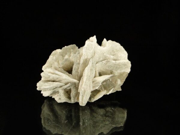 Ce sont des cristaux de baryte avec de la fluorite, c'est une pièce pour collectionneur de minéraux.