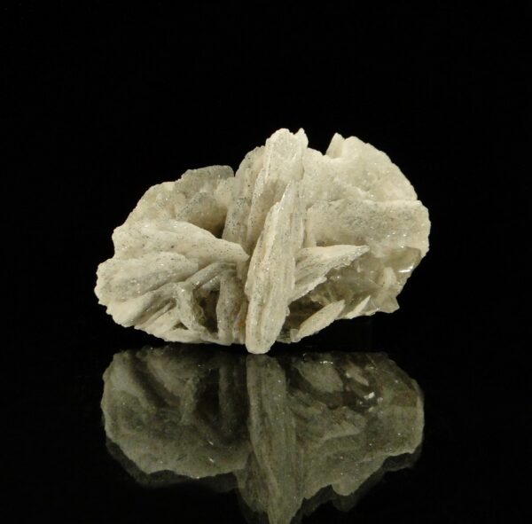 Ce sont des cristaux de baryte avec de la fluorite, c'est une pièce pour collectionneur de minéraux.