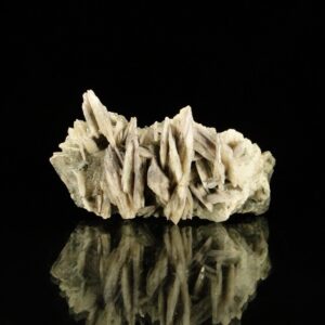 Ce sont des cristaux de baryte avec de la fluorite, c'est une pièce pour collectionneur de minéraux.