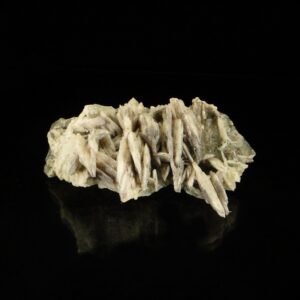 Ce sont des cristaux de baryte avec de la fluorite, c'est une pièce pour collectionneur de minéraux.