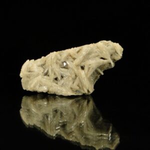 Ce sont des cristaux de baryte avec de la fluorite, c'est une pièce pour collectionneur de minéraux.