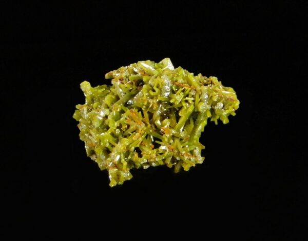 Ce sont des cristaux de pyromorphite verte de la mine de Chaillac, une pièce pour collectionneur de minéraux.