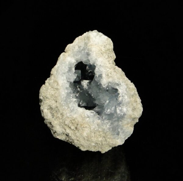 Une géode de célestine de Madagascar, une pièce pour collectionneur de minéraux.
