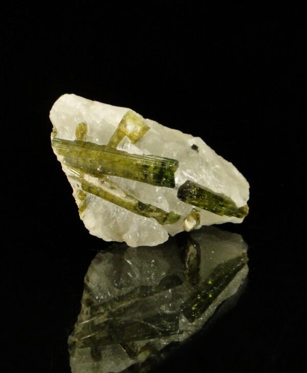 Ce sont des cristaux de tourmaline, elbaïte, verdélite dans du quartz, c'est une pièce pour collectionneur de minéraux.
