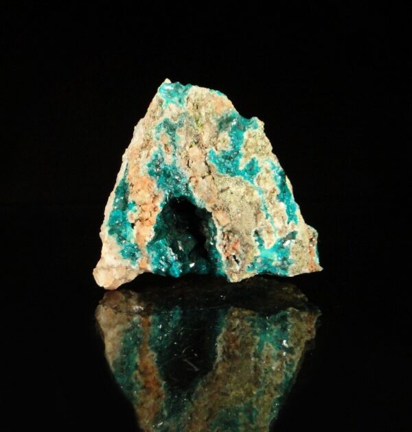 Ce sont des cristaux de dioptase vert de Mindouli, au Congo, c'est une pièce pour collectionneur de minéraux.