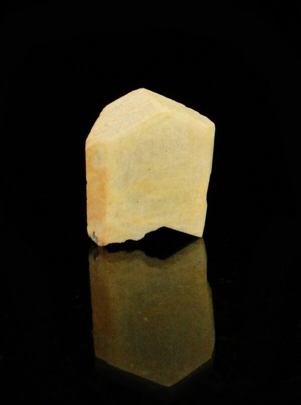 Un cristal d'orthose de la carrière de Vénachat, en Haute Vienne, c'est une pièce pour collectionneur de minéraux.