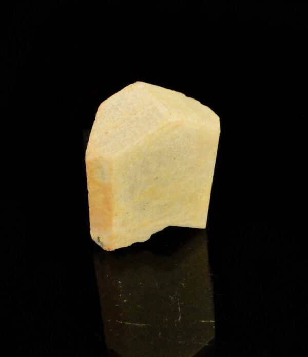 Un cristal d'orthose de la carrière de Vénachat, en Haute Vienne, c'est une pièce pour collectionneur de minéraux.