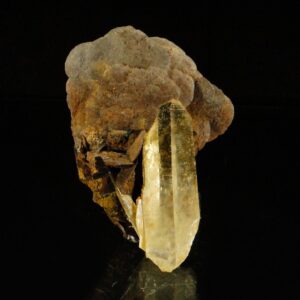 Une fleur de cristaux de sidérite sur un cristal de quartz, il vient de l'Isère, Vizille, c'est une pièce pour collectionneur de minéraux.