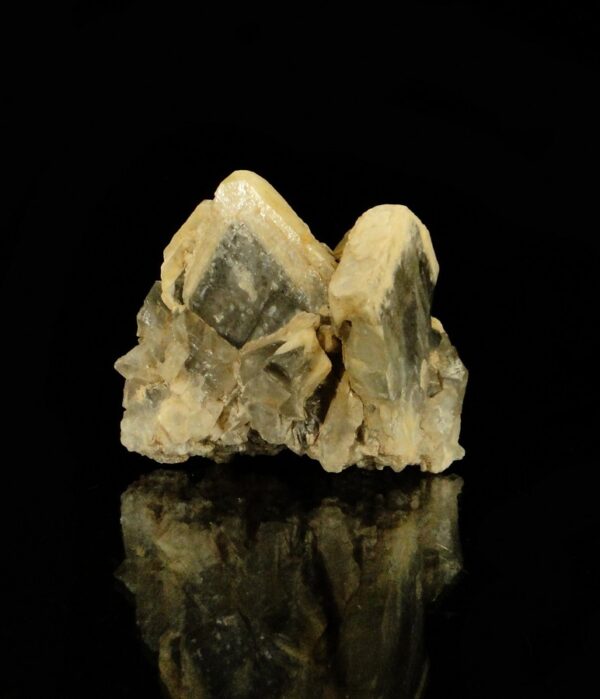 Un ensemble de cristaux de baryte de Saint Georges les Bains, c'est une pièce pour collectionneur de minéraux.