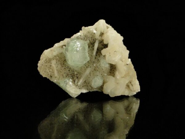 Des cristaux d'apophylite verts de très belle qualité sur de la stilbite, une pièce pour collectionneur de minéraux.