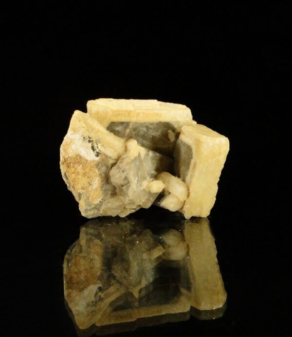 Un ensemble de cristaux de baryte de Saint Georges les Bains, c'est une pièce pour collectionneur de minéraux.