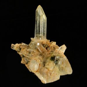 Une ensemble de cristaux de quartz des Alpes, une pièce pour collectionneur de minéraux.