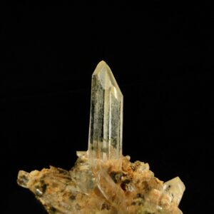 Une ensemble de cristaux de quartz des Alpes, une pièce pour collectionneur de minéraux.