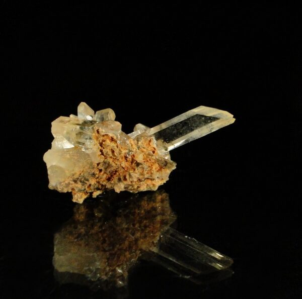 Une ensemble de cristaux de quartz des Alpes, une pièce pour collectionneur de minéraux.