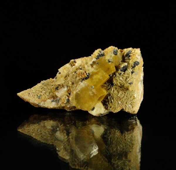 Des cristaux de fluorite de Peyrebrune sur sidérite, c'est une pièce pour collectionneur de minéraux.