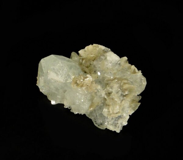 Des cristaux de goshenite sur mica muscovite de Chine, une pièce pour collectionneur de minéraux.