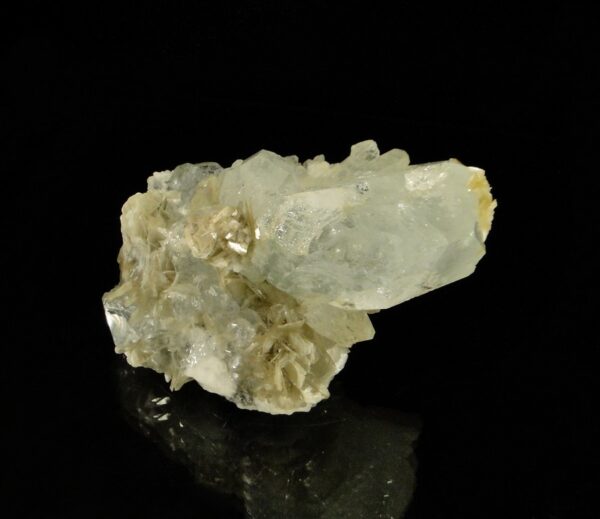 Des cristaux de goshenite sur mica muscovite de Chine, une pièce pour collectionneur de minéraux.