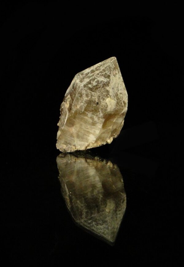 Un quartz fumé de la carrière de vénachat, c'est une pièce pour collectionneur de minéraux.