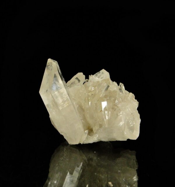 Une ensemble de cristaux de quartz des Alpes, une pièce pour collectionneur de minéraux.