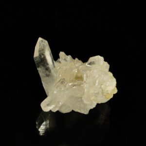 Une ensemble de cristaux de quartz des Alpes, une pièce pour collectionneur de minéraux.