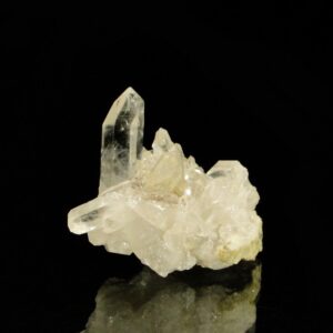 Une ensemble de cristaux de quartz des Alpes, une pièce pour collectionneur de minéraux.