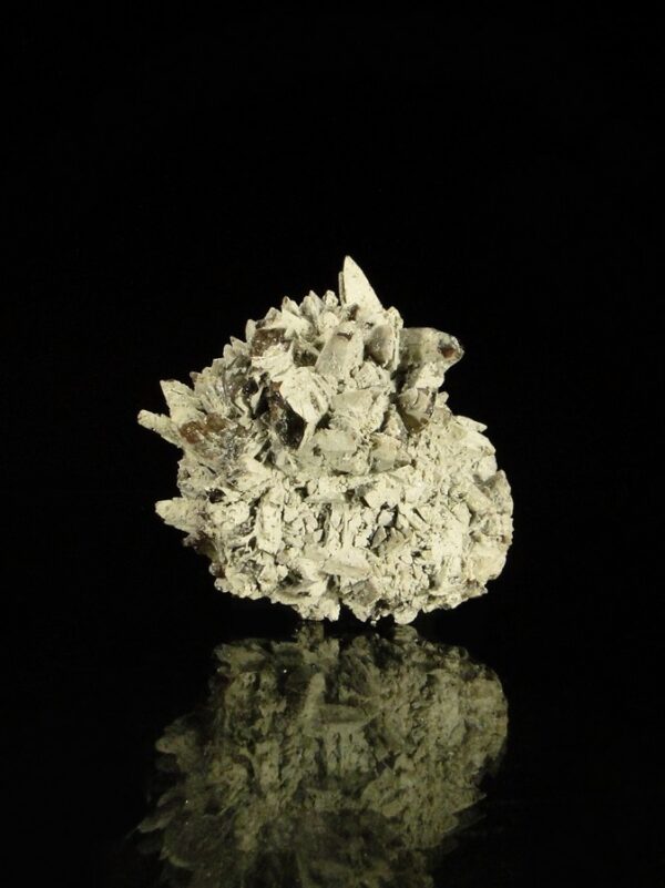 Un ensemble de cristaux d'axinite, la pièce vient de Russie, c'est un échantillon pour collectionneur de minéraux.