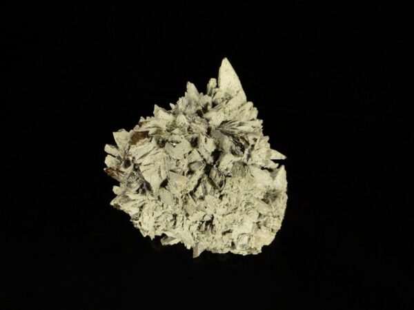 Un ensemble de cristaux d'axinite, la pièce vient de Russie, c'est un échantillon pour collectionneur de minéraux.