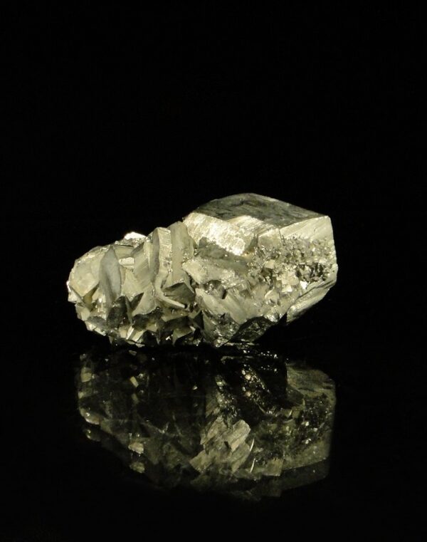Un ensemble de cristaux de pyrite de Chine, un pièce pour collectionneur de minéraux.