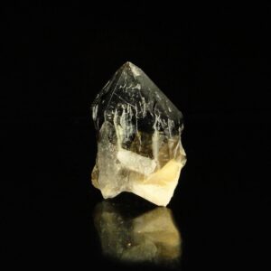 Un quartz fumé de la carrière de vénachat, c'est une pièce pour collectionneur de minéraux.