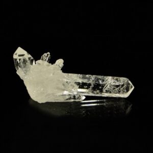 Un ensemble de cristaux de quartz de l'Arkansas, une pièce pour collectionneur de minéraux.