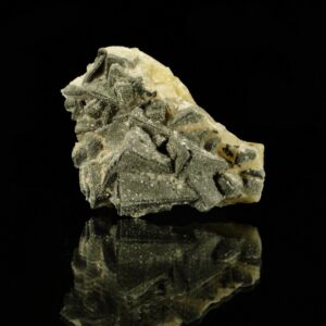 Un ensemble de cristaux de fluorite et de baryte recouverts de pyrite, c'est une pièce de Chaillac pour collectionneur de minéraux.