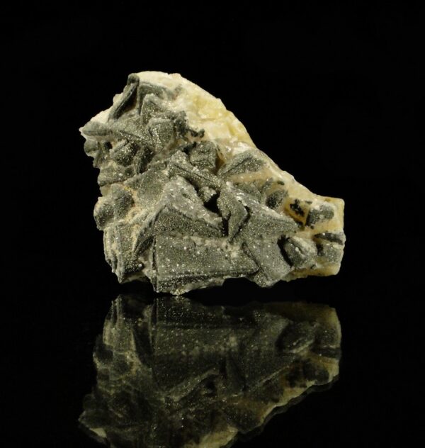Un ensemble de cristaux de fluorite et de baryte recouverts de pyrite, c'est une pièce de Chaillac pour collectionneur de minéraux.
