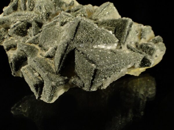 Un ensemble de cristaux de fluorite et de baryte recouverts de pyrite, c'est une pièce de Chaillac pour collectionneur de minéraux.