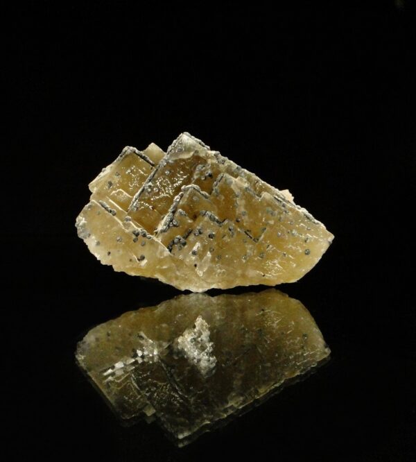 Ce sont des cubes de fluorite de Chaillac, une pièce pour collectionneur de minéraux.