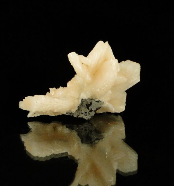 Ce sont des cristaux de stilbite d'Inde, une pièce pour collectionneur de minéraux.